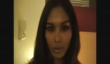 Junge Lesben deutschsprachige sex videos haben Spaß in der Umkleidekabine