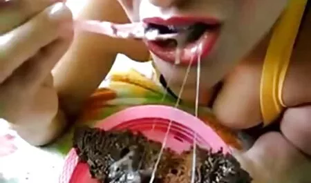 BDSM XXX Junge Teen Sklavin saugt Masters deutsche sexviedeos Schwanz bitte