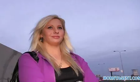 Nettes Amateur Babe wichst in deutsche amateur sexvideos der Autowäsche