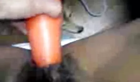 Sexy asiatische Babe und heiße vollbusige Blondine lecken und streicheln sich gegenseitig neue deutsche sex videos die Titten draußen