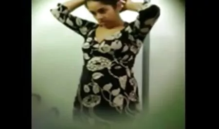 Die blonde sexvideos deutsche Russin füllt ihre enge Muschi mit einem großen brutalen Dildo