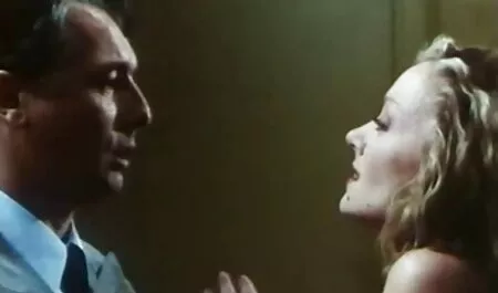 Hott Brunette reibt Kitzler & Finger Arsch auf deutschsprachige sexvidios Cam