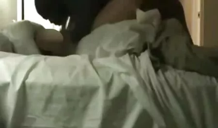 Freundinnen nehmen gerade Mädchen auf, die in der Öffentlichkeit blinken sex videos mit deutschen frauen