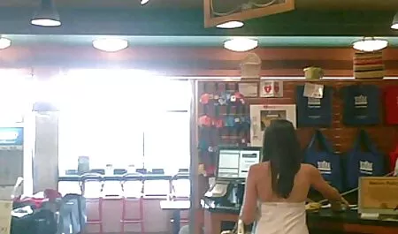 Die Schönheitsblondine unterrichtet ihre schüchterne Freundin deutsche oma sex videos