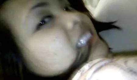 B-Tasse asiatische Hottie bohrte mit ihren deutschsprachige sexvideos oberschenkelhohen Netzstrümpfen auf einem Bett