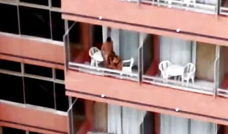 Frau spritzt vor der Webcam, während private deutsche sex videos Ehemann hinter ihr zuschaut